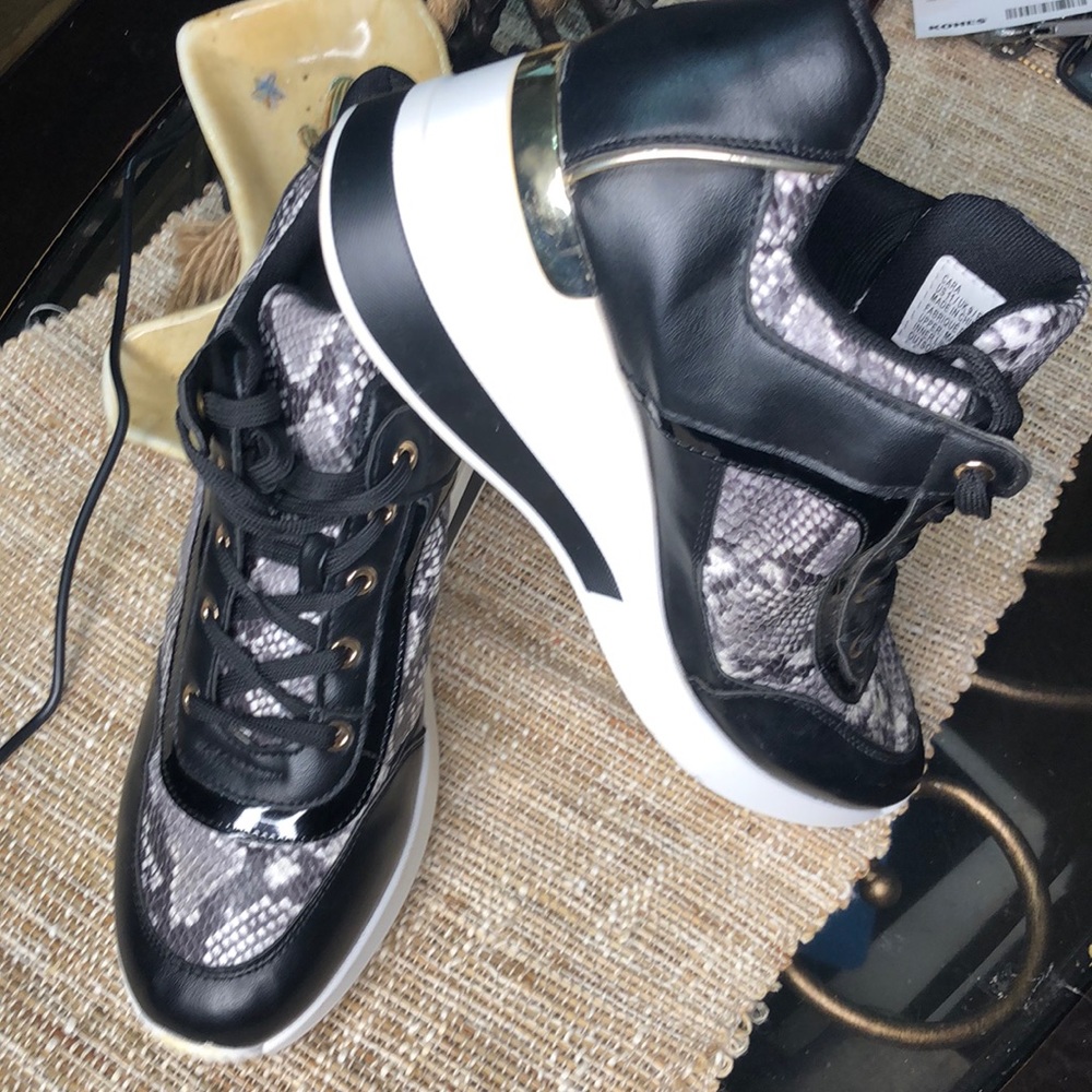 Shoe dazzle a small platform, tennis shoes, size 11